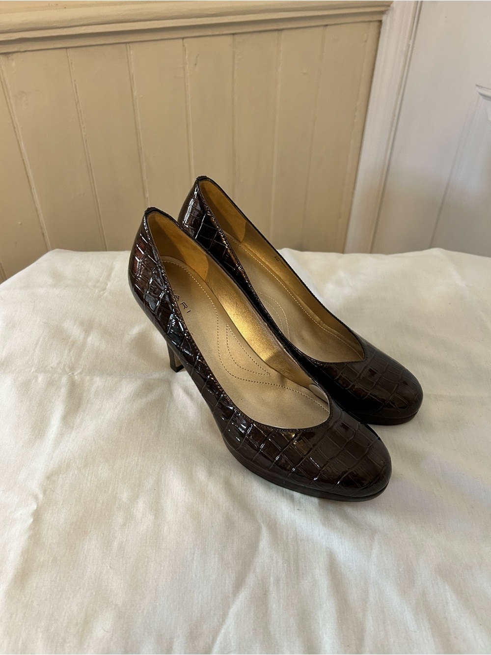 Tahari Lonnie Cacao Croc-Embossed Patent Leather Pumps Size 9 M Pristine
